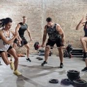 56319647 – sporty people practicing with weights, high intensity training HIIT træning